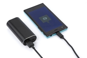 Powerbank 'Listen Up' mit zwei Wireless Kopfhörern